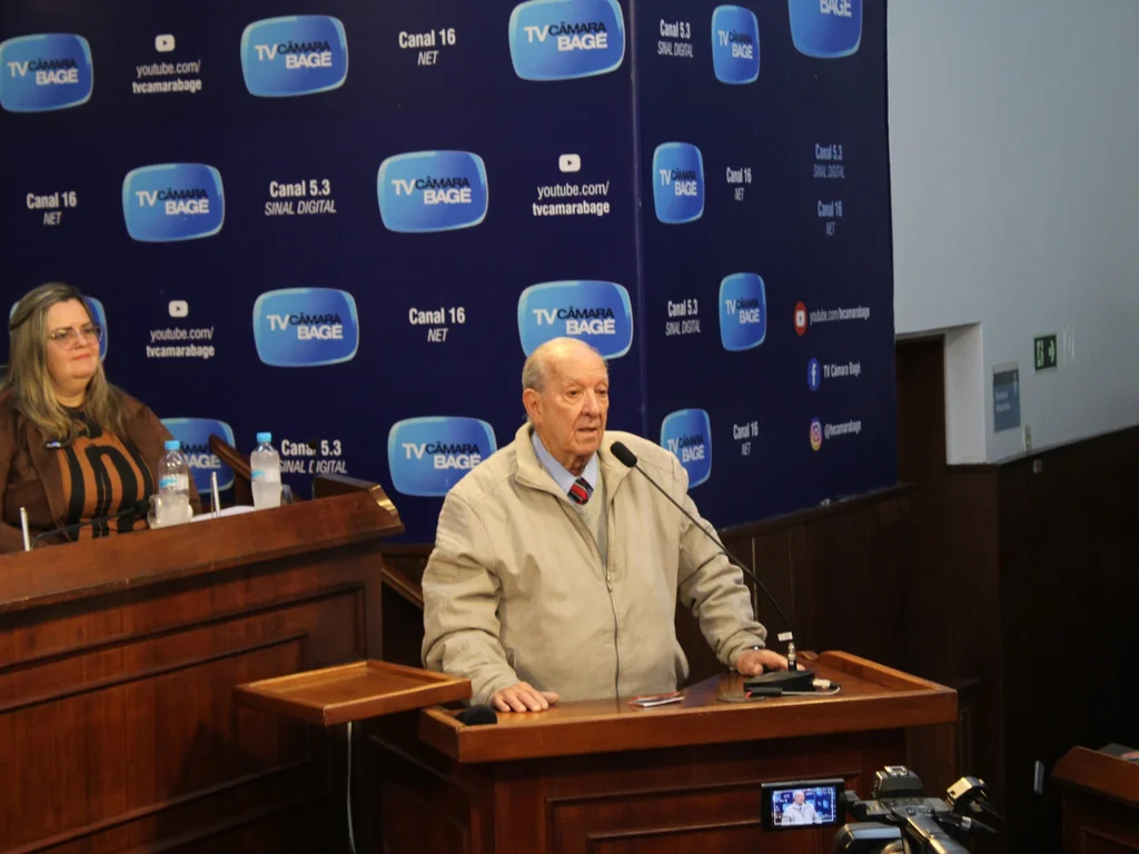 Câmara entrega título de vereador emérito a Pedro Celso de Oliveira