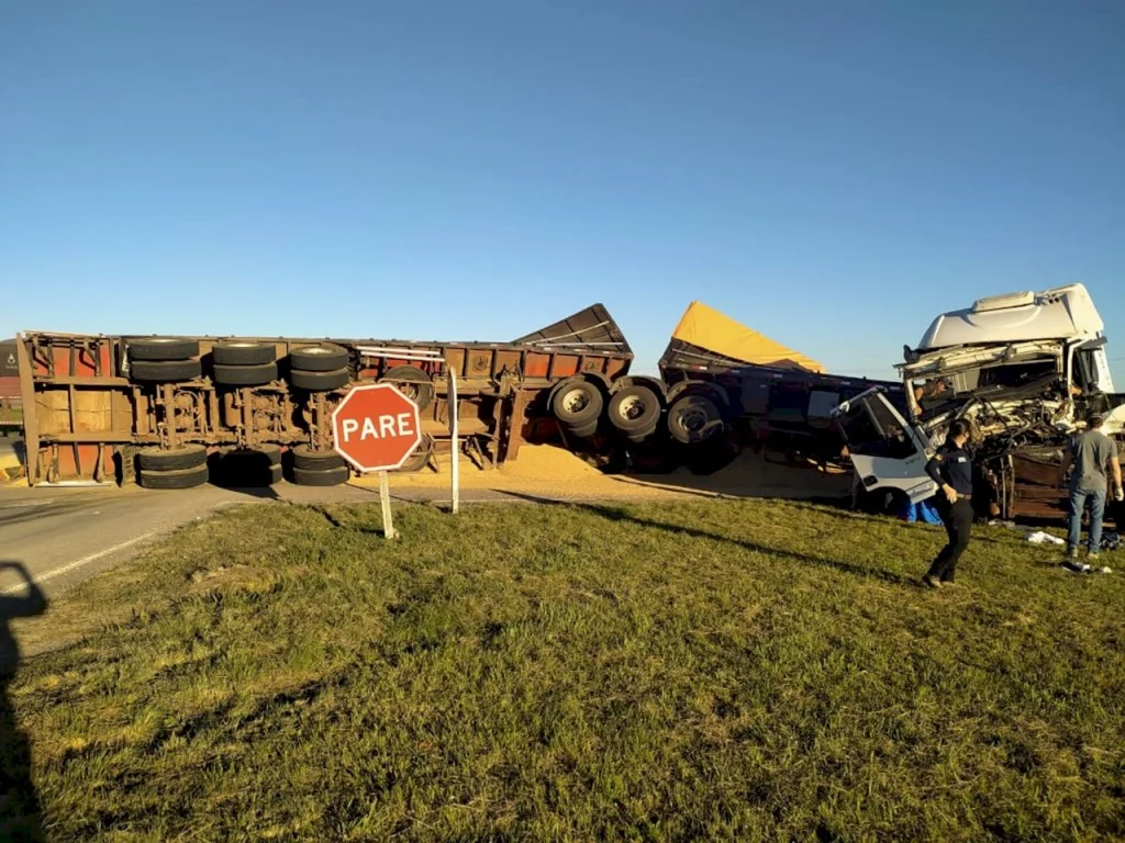 Acidente deixa motorista preso nas ferragens