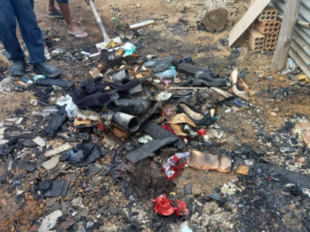 Casa pega fogo com mãe e filhos dormindo