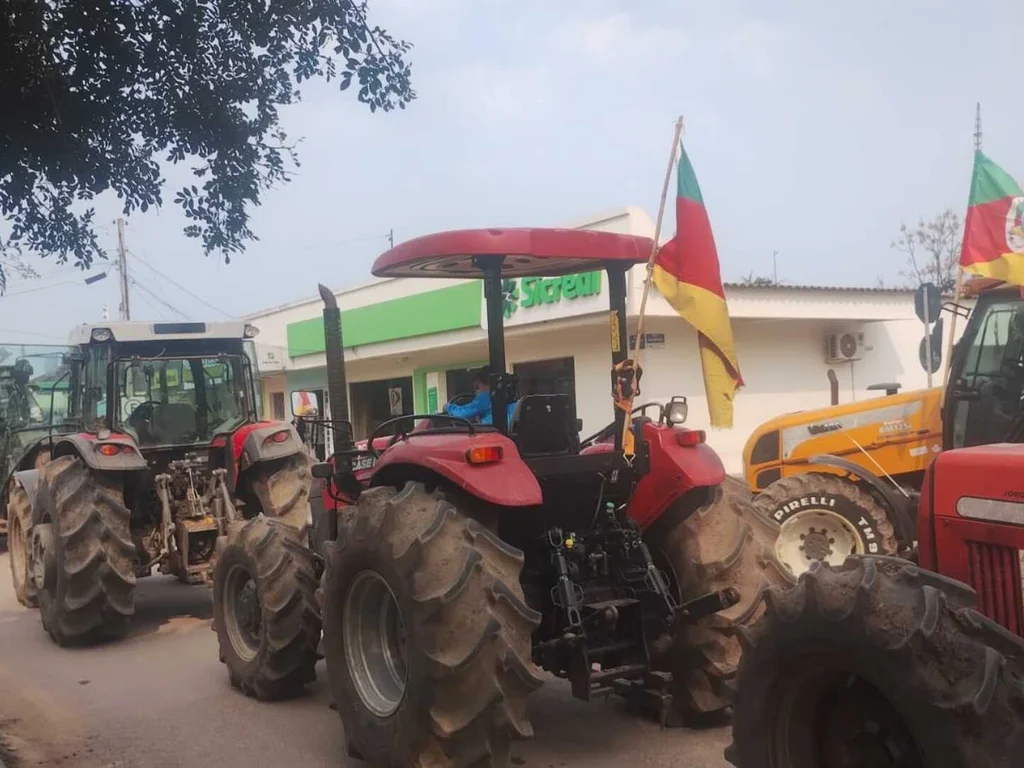 Acesso a agências bancárias são bloqueados com tratores em Hulha Negra