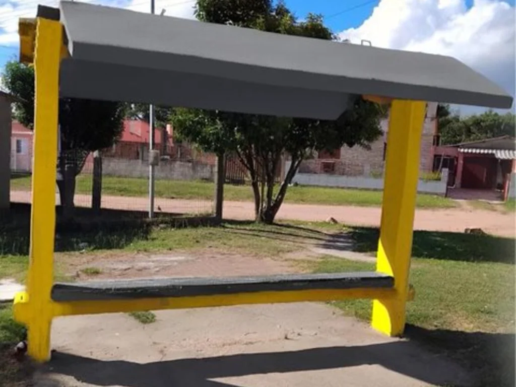 Parceria com empresas de ônibus recupera abrigos