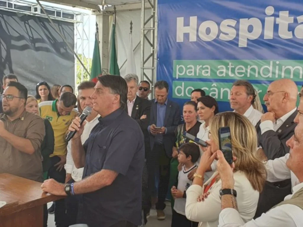 Bolsonaro critica adversários ao mencionar barragem