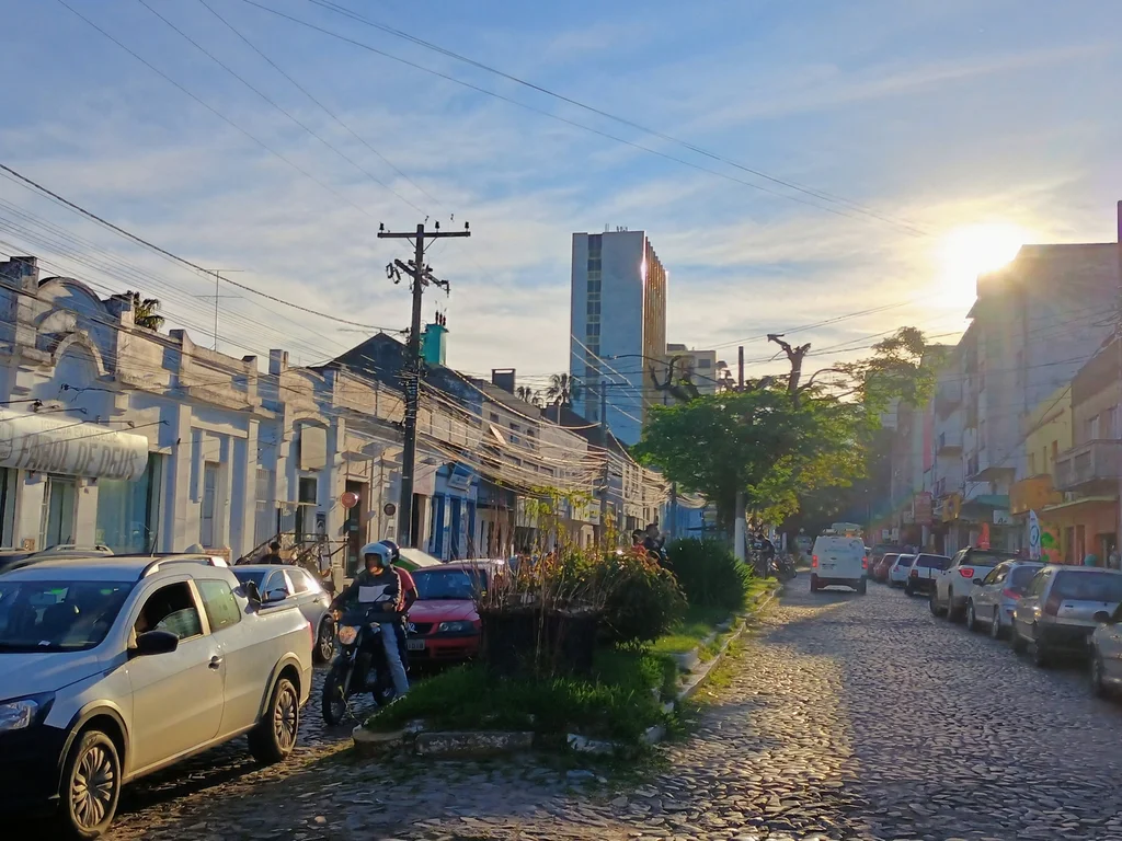 Frente fria pode provocar tempestades e rajadas de vento