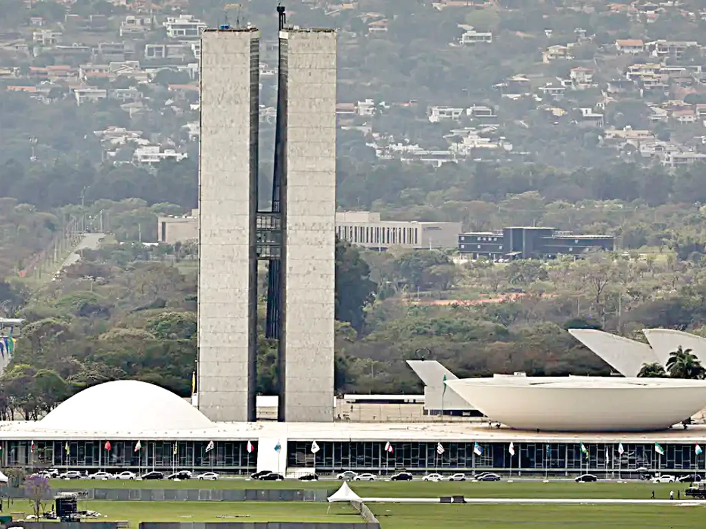 Lula sanciona reajuste do Legislativo e veta penduricalhos