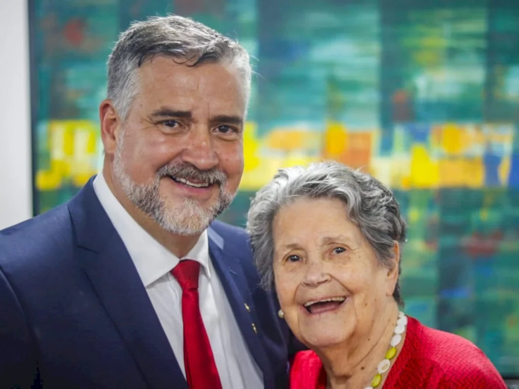 Pimenta enaltece a mãe e presta homenagem a Dilma Rousseff