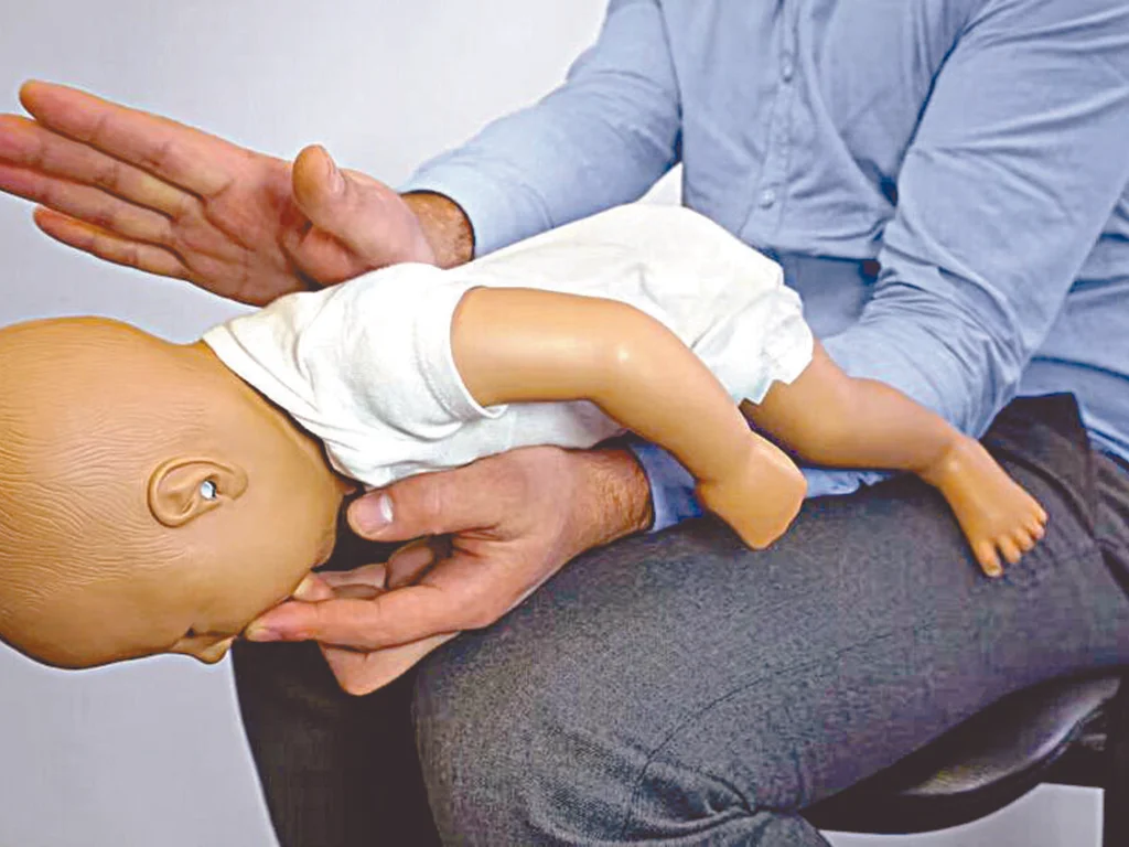 Bebê se engasga com leite materno e é salva pela Brigada Militar