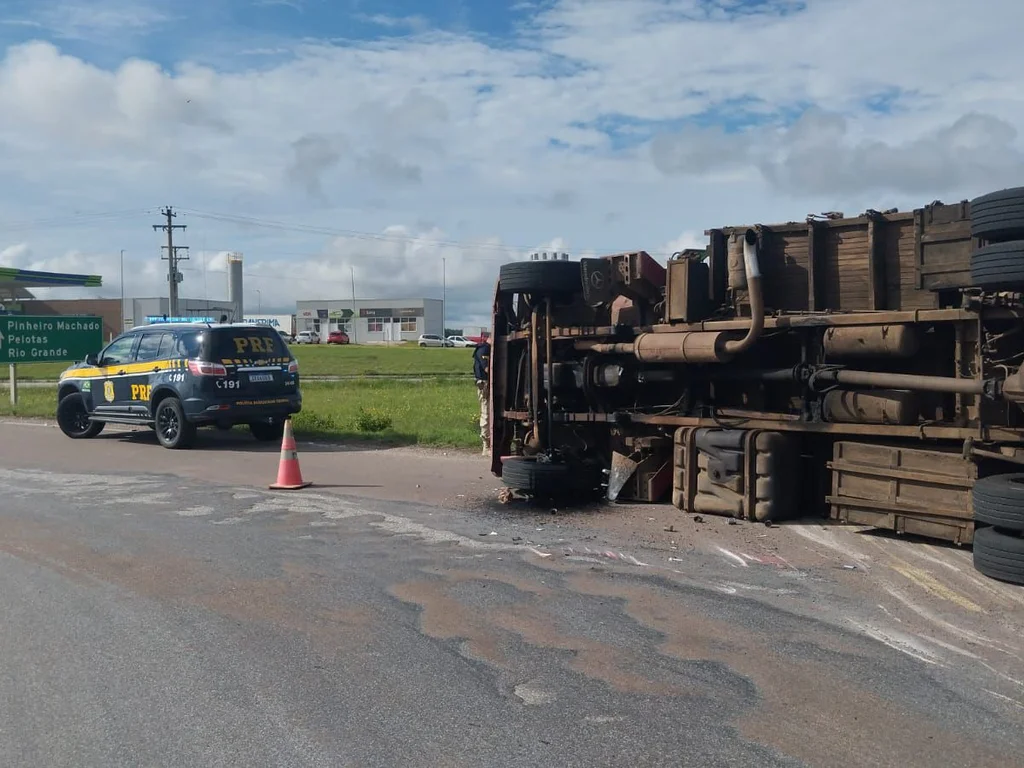 PRF flagra motorista sob efeito de álcool após tombamento