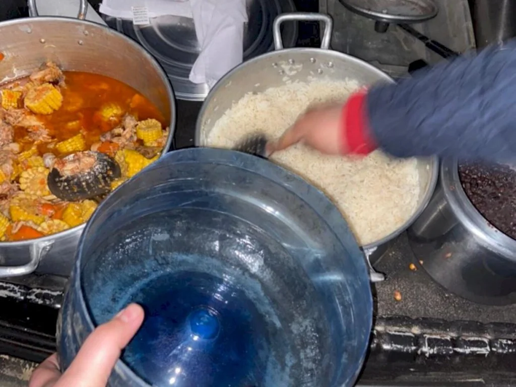 Voluntários distribuem refeições em meio ao lixo