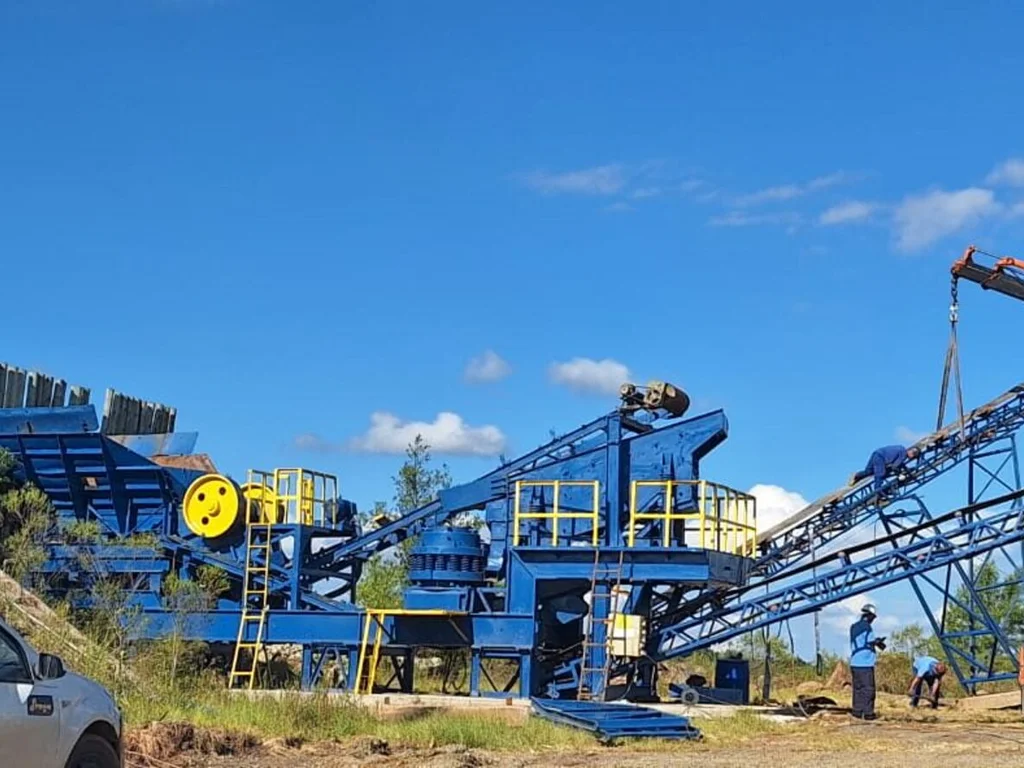 Empresa que construirá vertedouro monta canteiro de obras