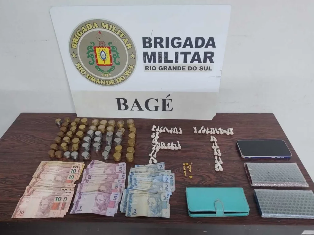 Homens tentam fugir, mas são presos com droga e dinheiro