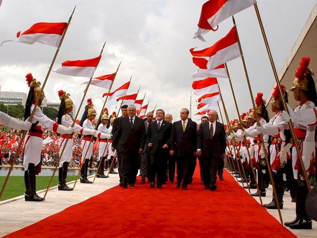 Doze anos depois Lula sobe a rampa do Congresso