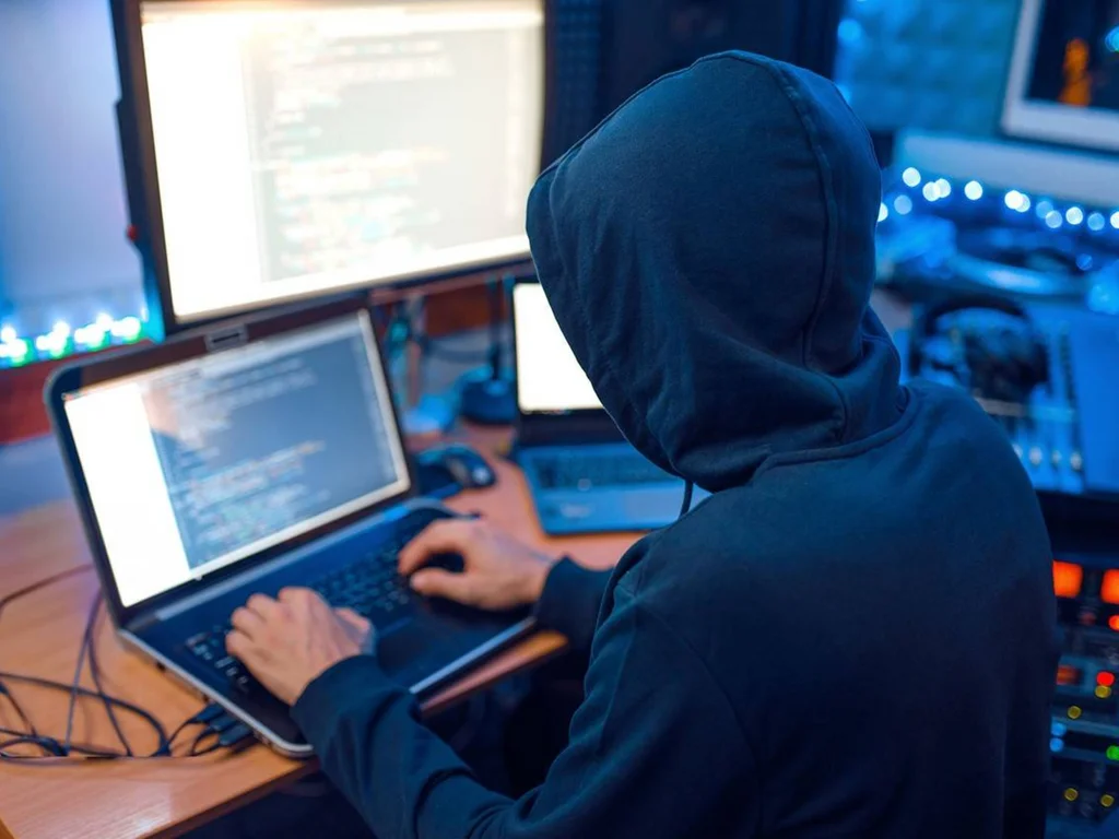 Crimes digitais como calúnia e difamação podem ter aumento de pena