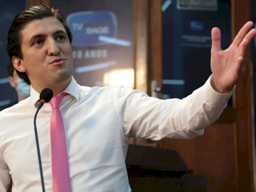 Presidente da Câmara alfineta Caio Ferreira