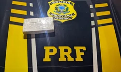 Homem é preso com armas, droga e R$ 1,6 mil