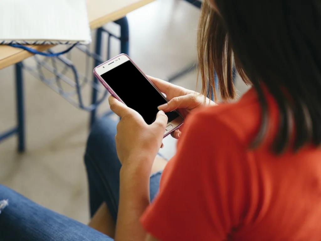 Conselho de Educação define regras para uso de celulares em sala de aula