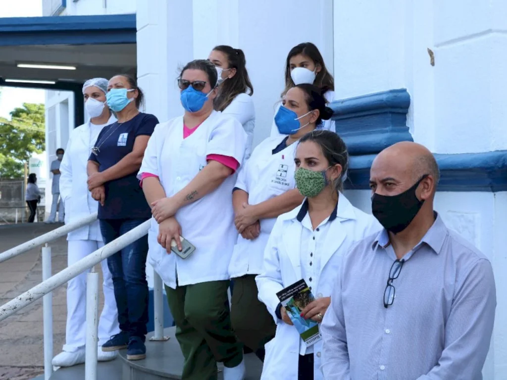 Orquestra da Igreja Batista emociona em frente aos hospitais