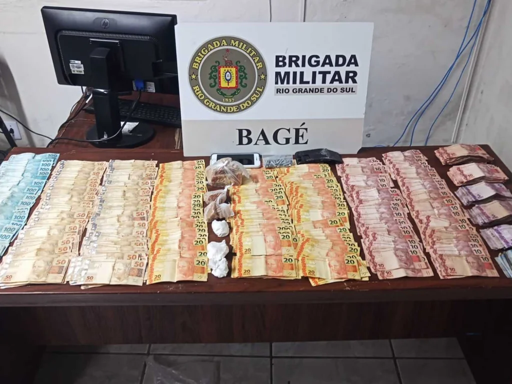 Brigada prende traficante com drogas e mais de vinte mil reais