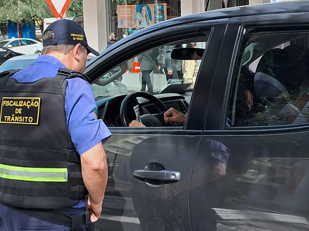 Semana Nacional do Trânsito começa com panfletagem