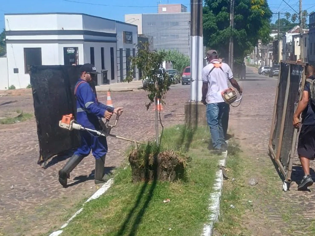 Mutirão mobiliza mais de 60 servidores para limpeza urbana