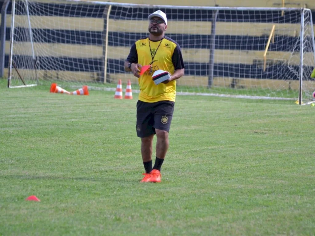 Bagé confirma Claiton como treinador da equipe