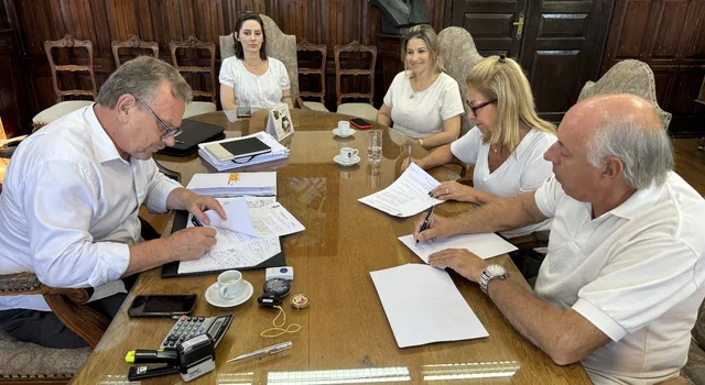 Assinatura de aditivo assegura transferência do Clube Comercial