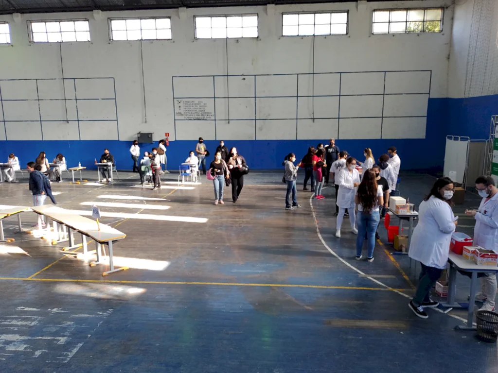 Falta doses da Pfizer para avançar vacinação