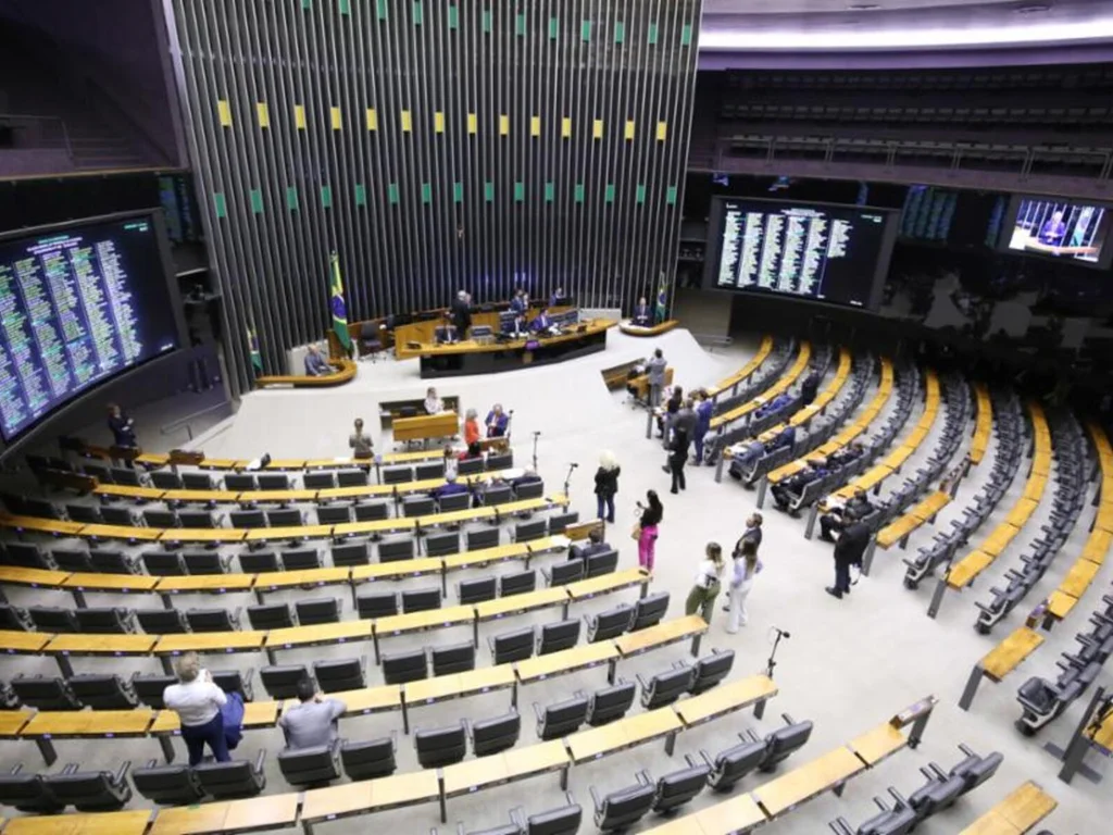 Comissão aprova uso de recursos não aplicados para segurança nas escolas