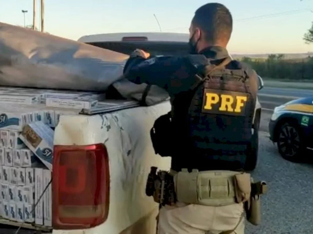 PRF apreende caminhonete abarrotada de cigarros contrabandeados em Aceguá