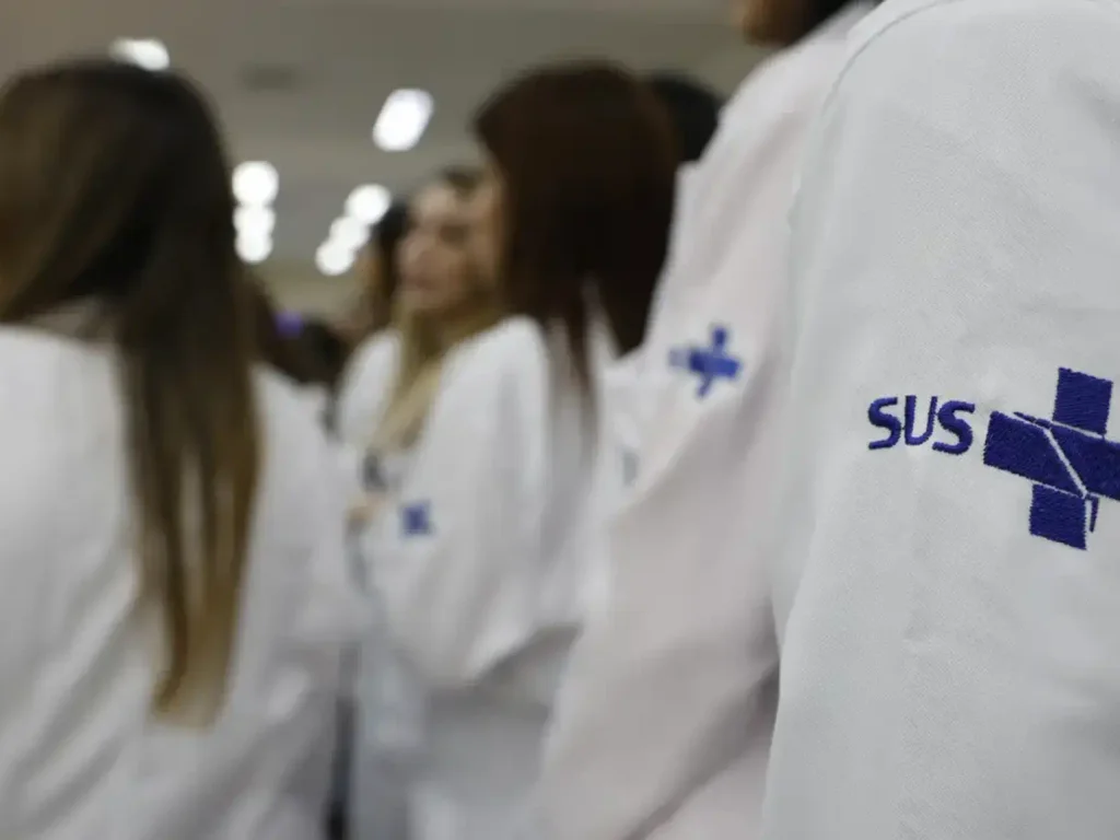 Projeto de lei quer auxílio-moradia e auxílio-alimentação aos médicos participantes dos programas