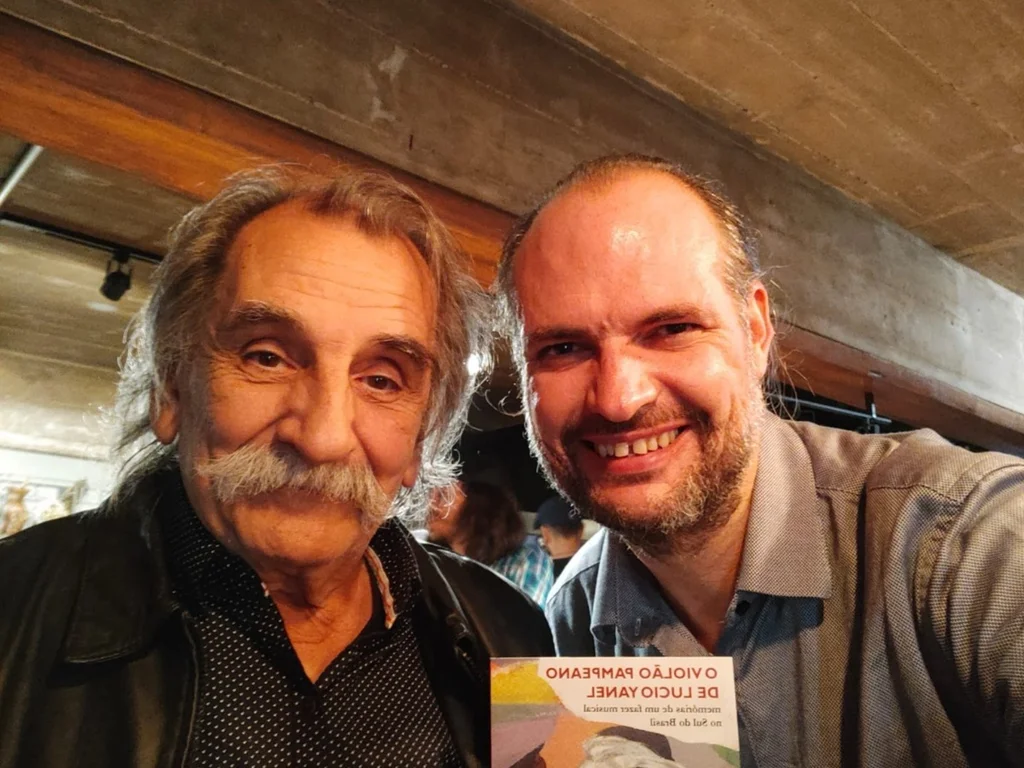 Professor da Unipampa lança livro em Porto Alegre