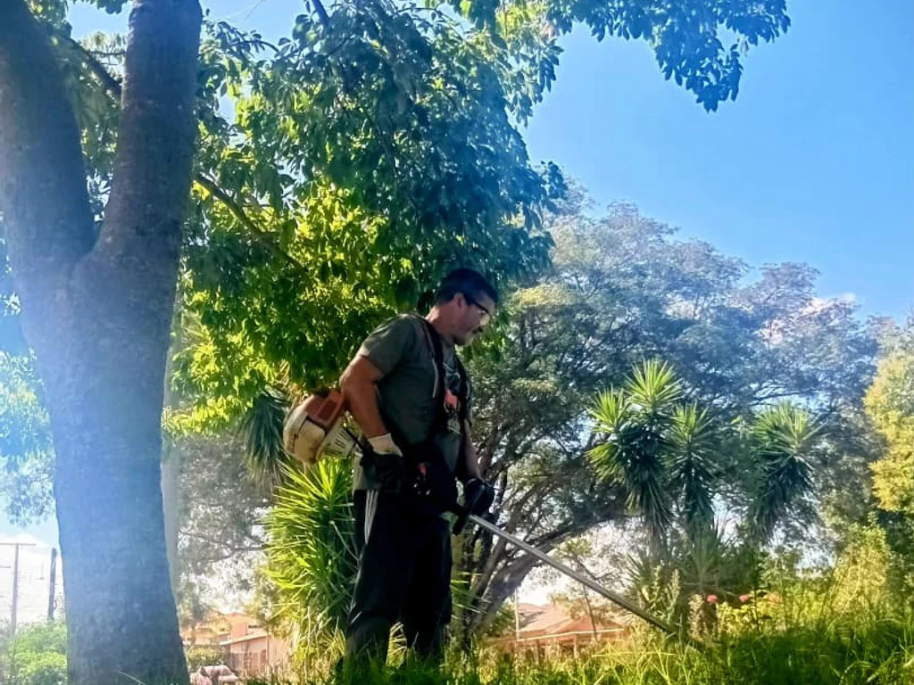 Ação leva flores e orquídeas a praça do Mascarenhas de Moraes