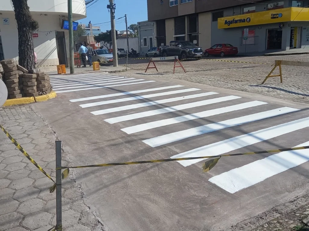 Município está instalando passarelas elevadas no centro