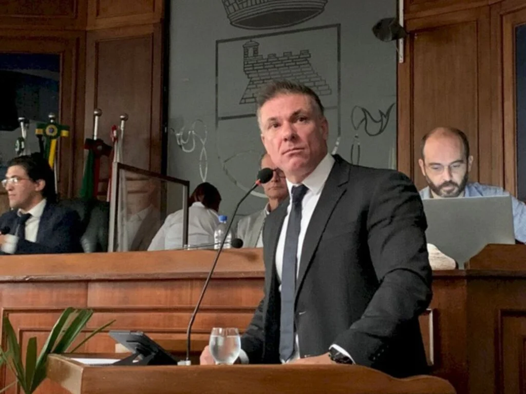 Justiça condena ex-prefeito por nomeação de funcionária fantasma