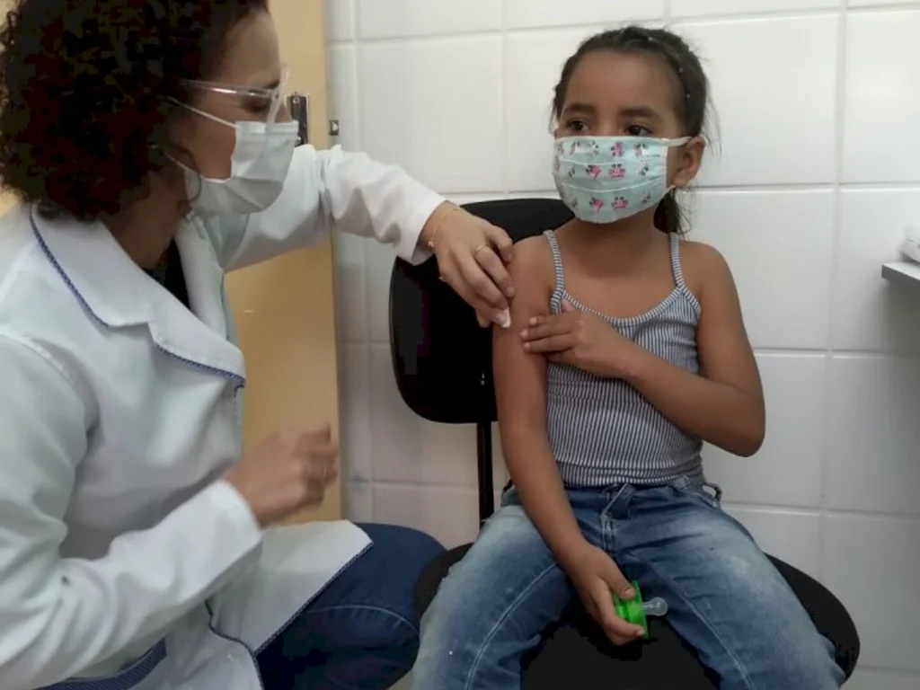 Vigilância pede aos pais para levarem crianças ao posto