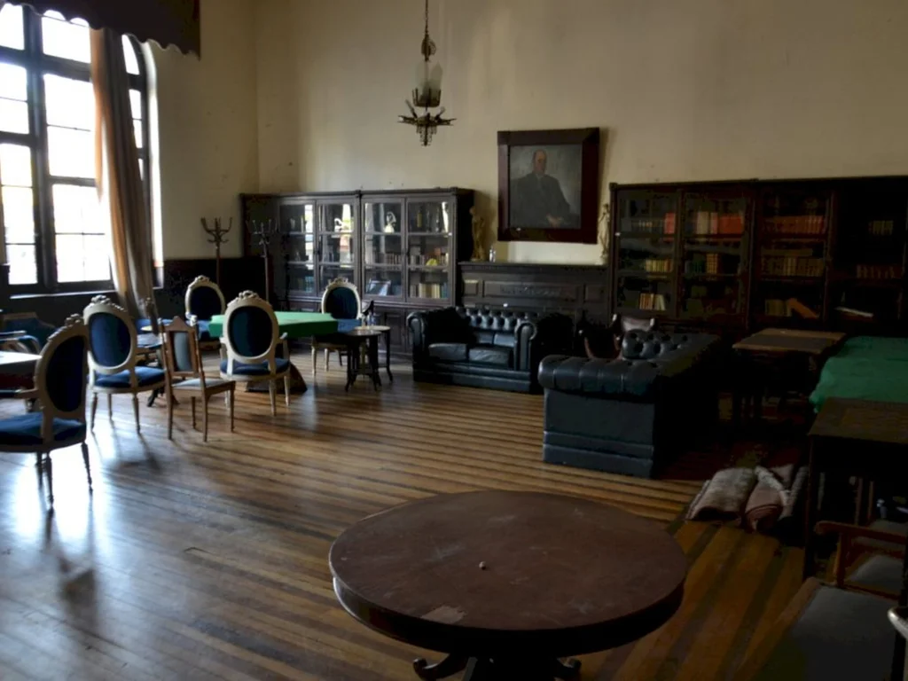 Comercial: Teatro, lazer ou abrigo para moradores de rua e animais