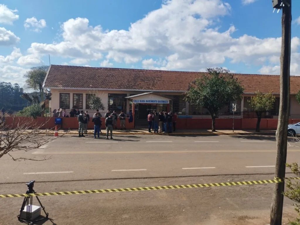 Adolescente invade escola, mata criança e fere duas pessoas