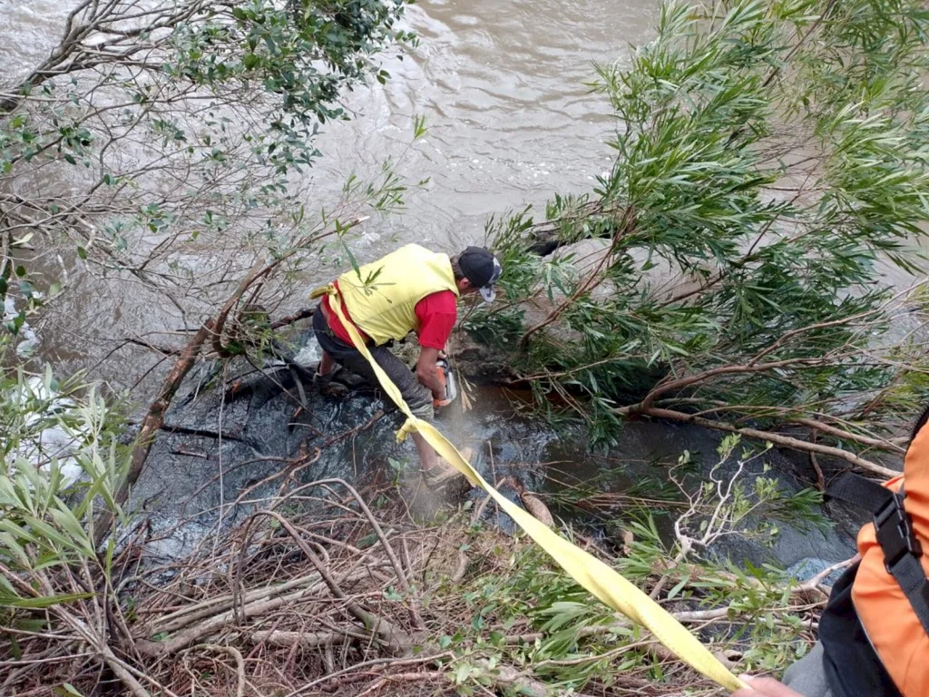 Mãe faz apelo desesperado por filho desaparecido no arroio