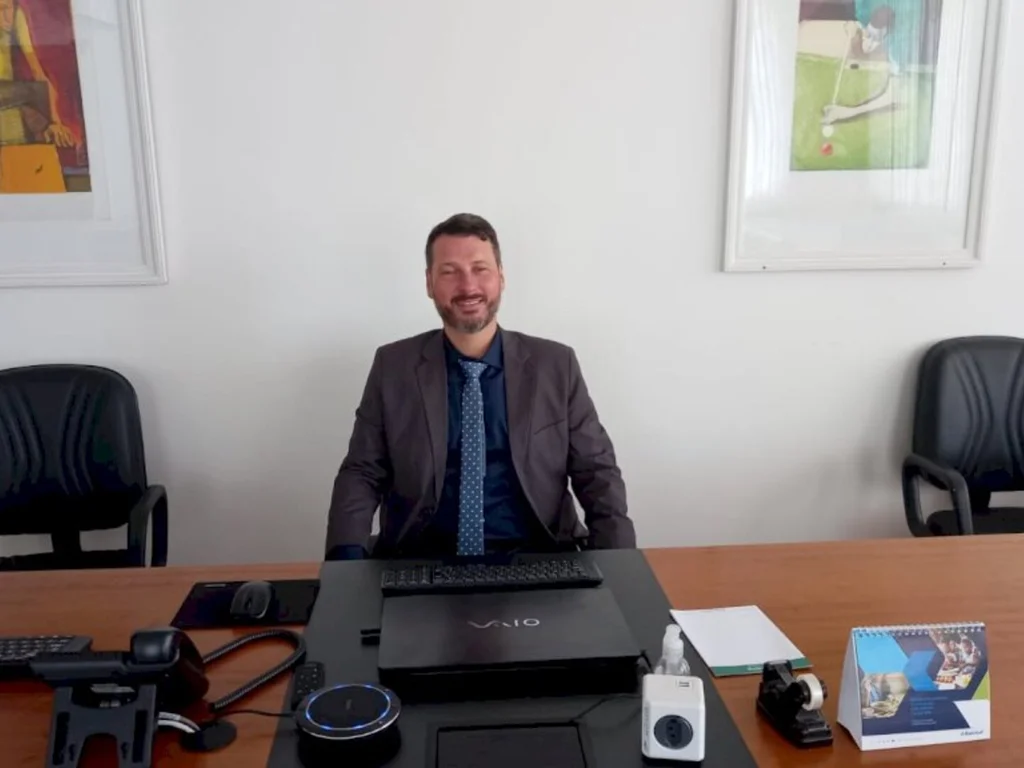 Novo reitor assume a portas e gavetas fechadas