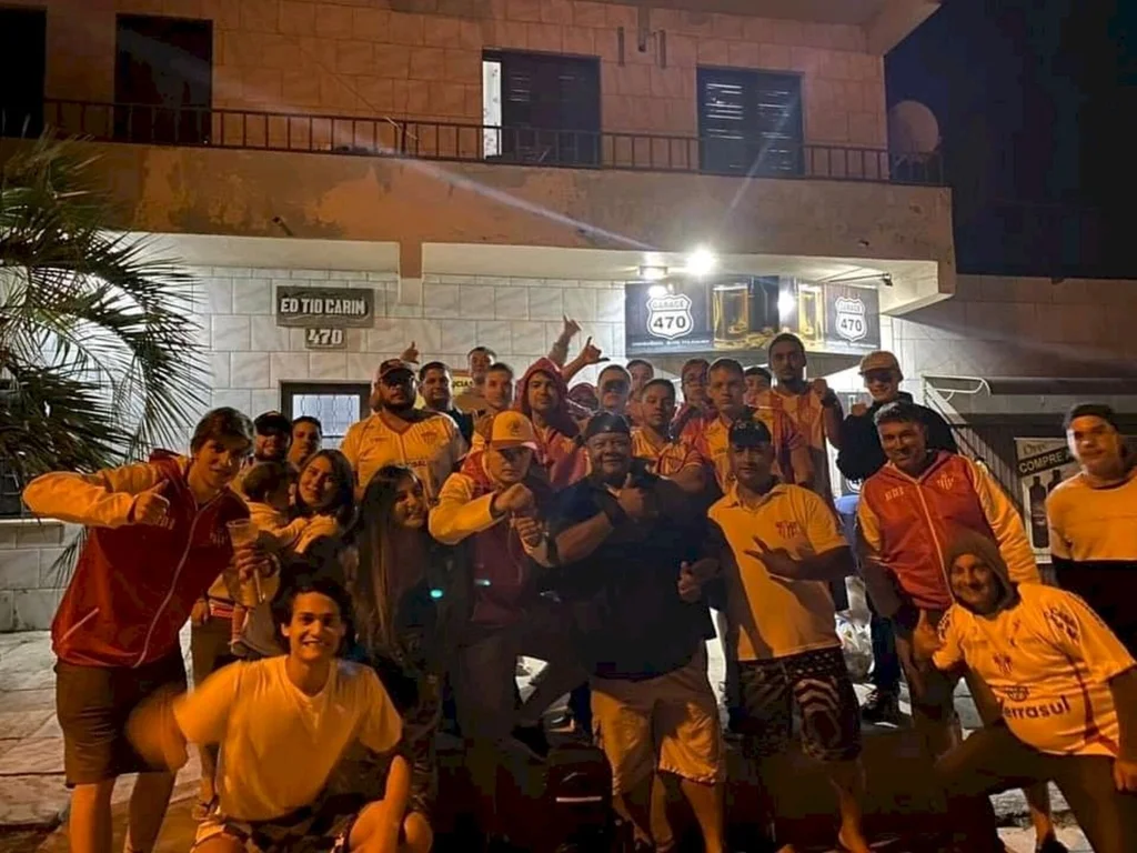 Com o alvirrubro, onde ele estiver