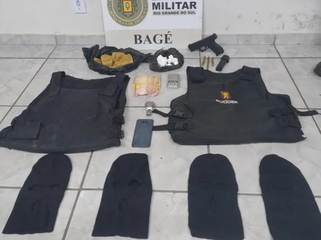 Homem é preso com drogas, armas, colete balístico e dinheiro