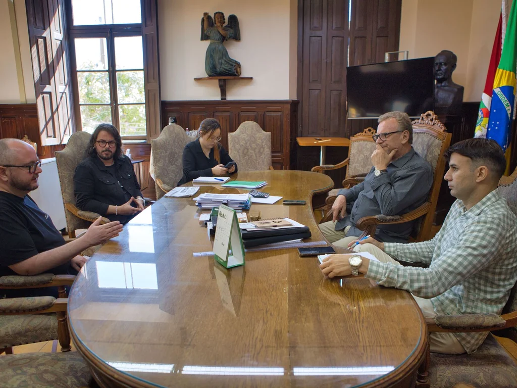 Prefeito e Sinprofem tratam de salários e concurso para a educação