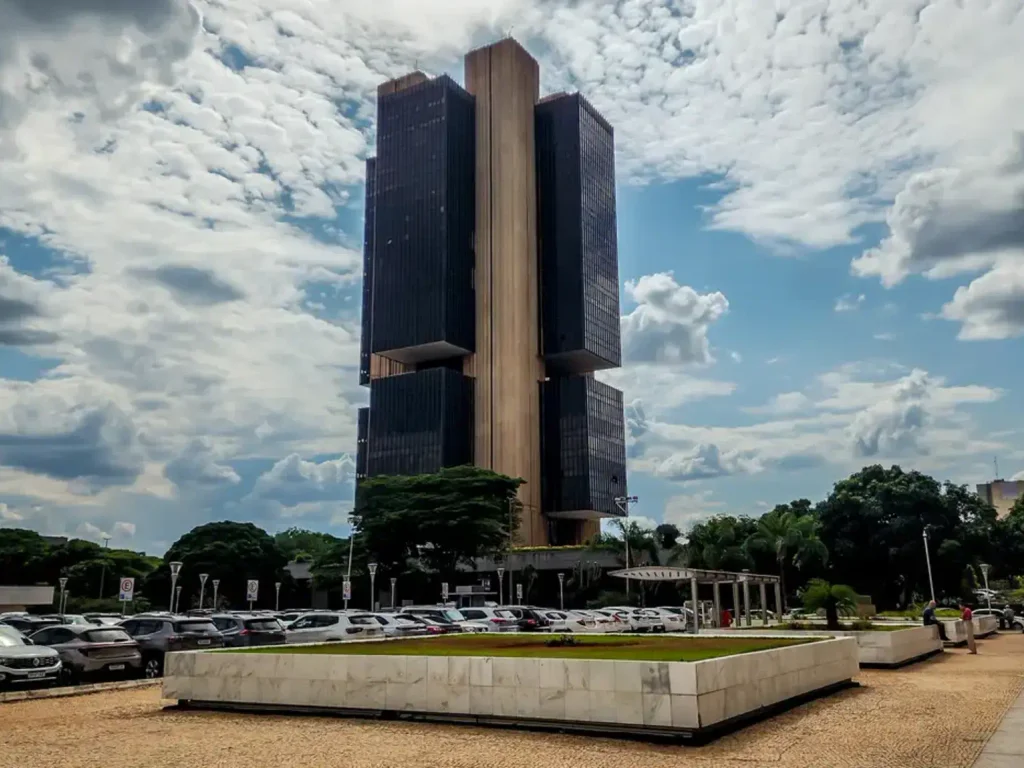 Fecomércio avalia aumento da Selic e alerta para desafios econômicos