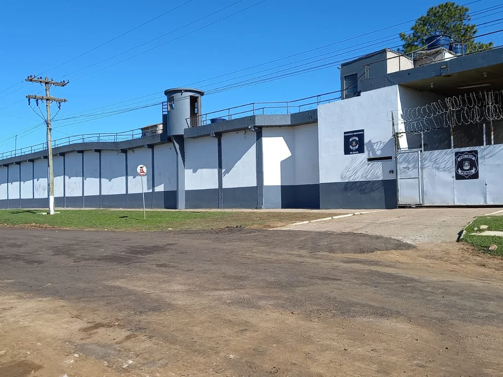 Homem é preso após assaltar loja de conveniência