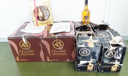 Homens são presos com arma, droga, munições e dinheiro