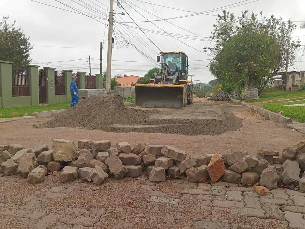 Retomado calçamento da rua Luiz Maria Ferraz