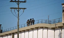 Parede de caixas de leite é erguida no presídio