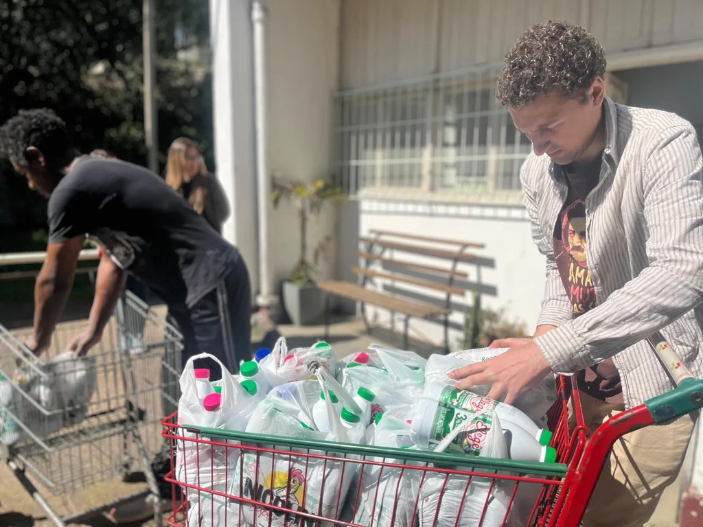 “Porongos” arrecada leite e fraldas para idosos