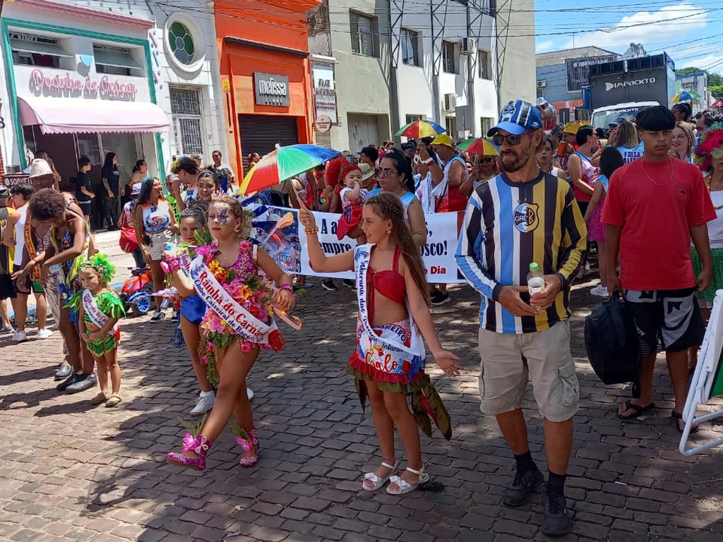Carnaval Popular leva alegria e movimenta comércio