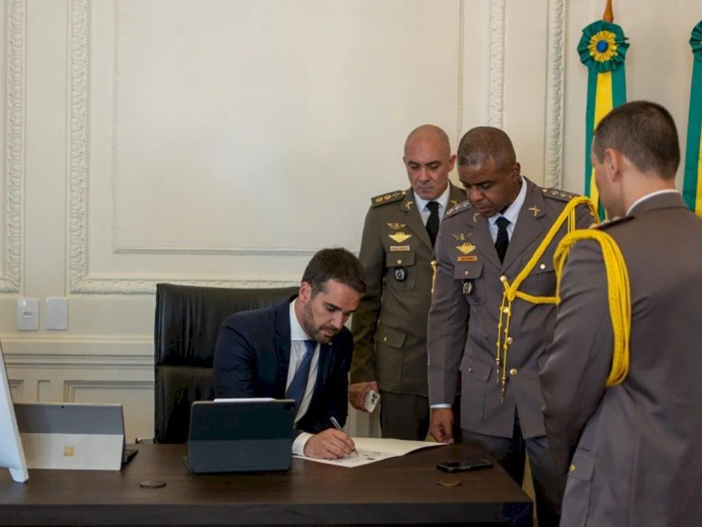 Eduardo Leite assina primeiras medidas como governador