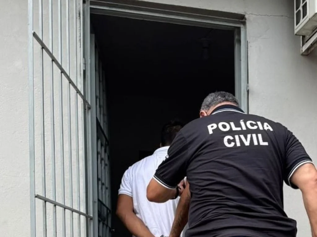 Homem é acusado de colocar fogo residência